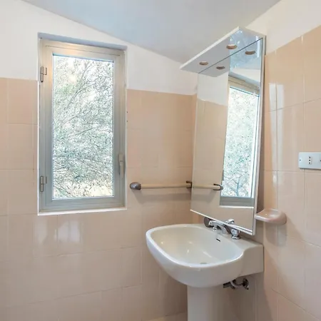 Holiday home Awesome In With Outdoor Swimming Pool